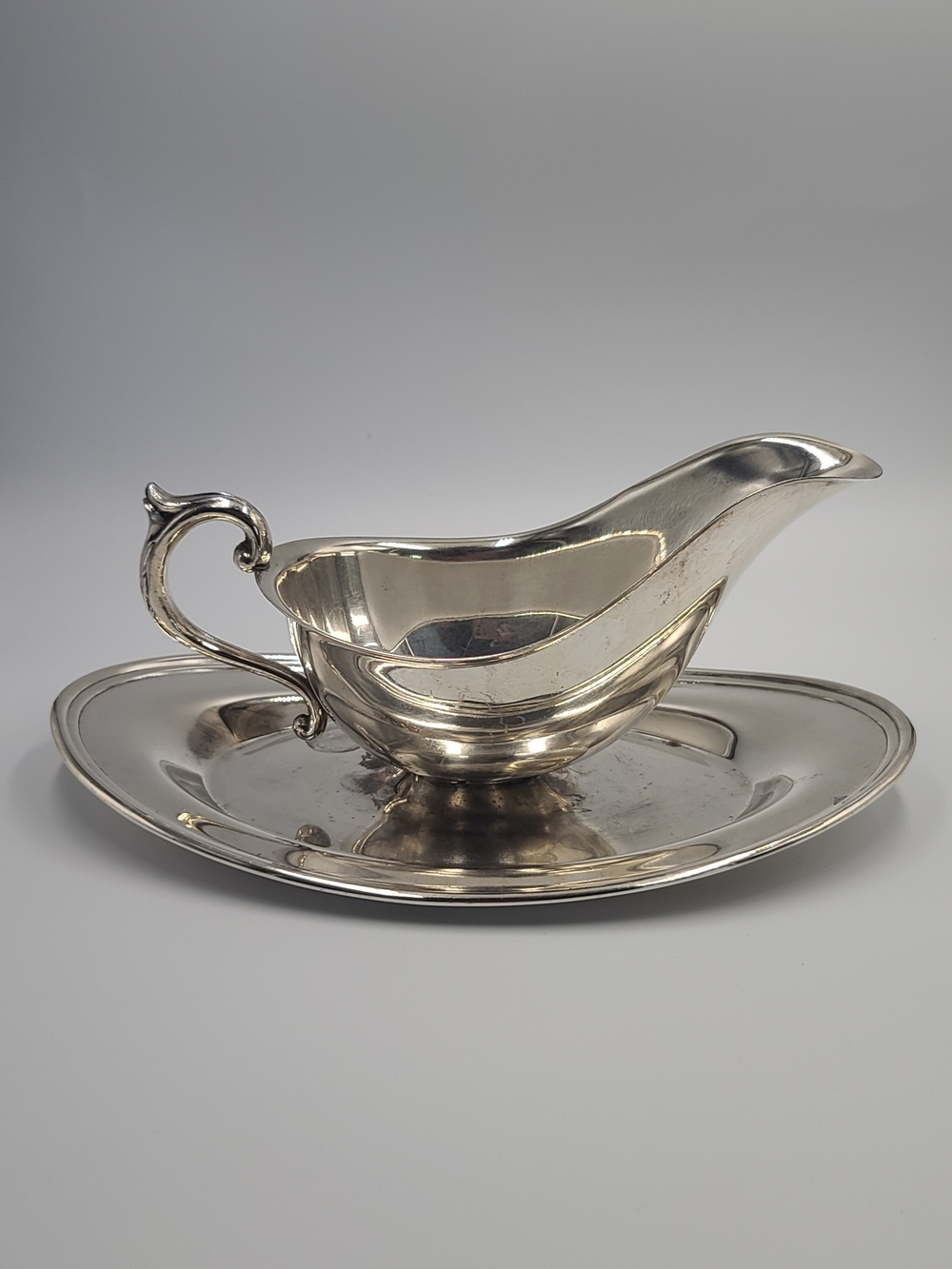 Classic Silver-Tone Gravy Boat with Underplate - Elegant Serving Sauce Server
